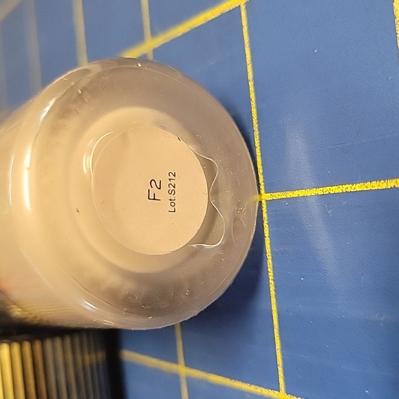 Revolution Conceal & Glow Concealer F2 New - Picture 3 of 5